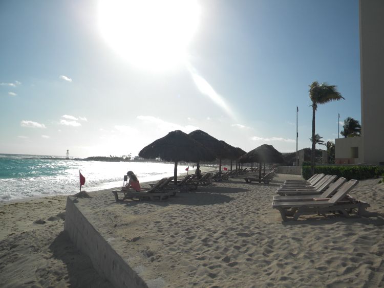 La blancura de la arena y la calidez de sus aguas convierten a Cancún en uno de los destinos más buscados por quienes vivimos lejos del Caribe.