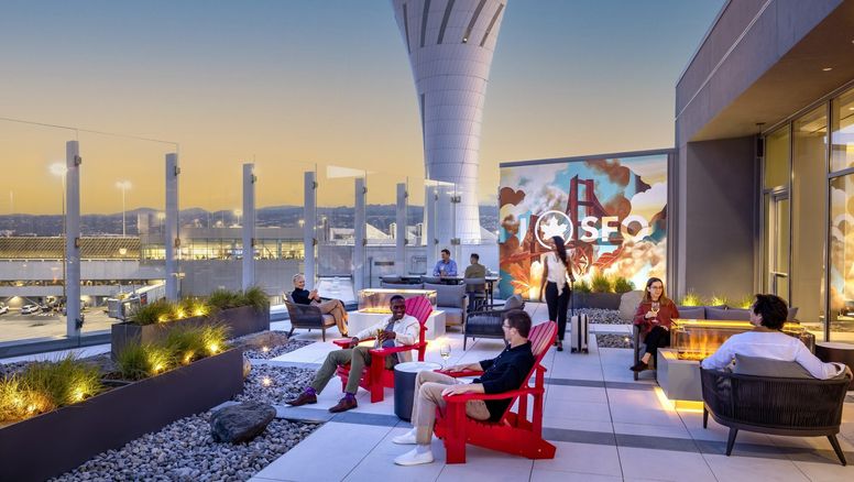 La terraza al aire libre del flamante Maple Leaf Lounge de Air Canada en el Aeropuerto Internacional de San Francisco.