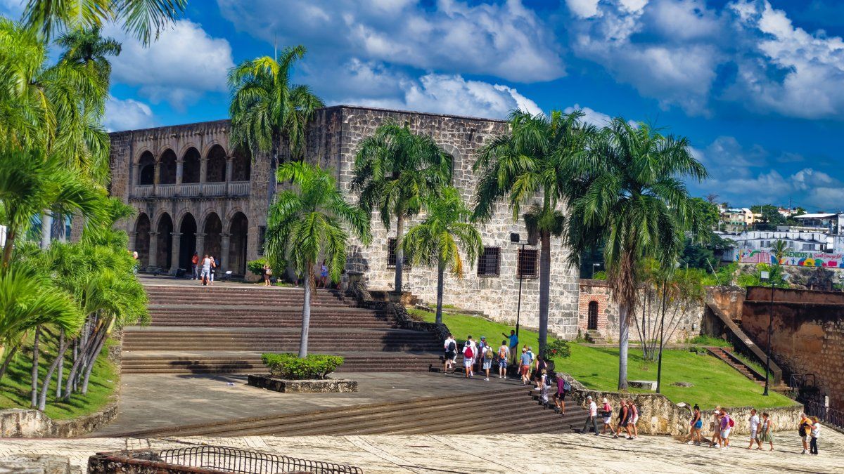 Ocean Tours RD ofrece excursiones a Santo Domingo sobre la historia de República Dominicana con el acompañamiento de un guía nacional de turismo.