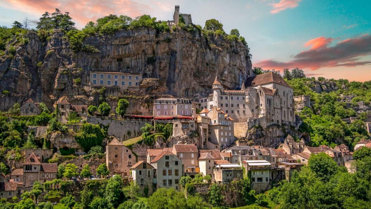 Vacaciones en Europa: descubrí este pueblito medieval que te sorprenderá con su belleza que parece de un cuento.&nbsp;