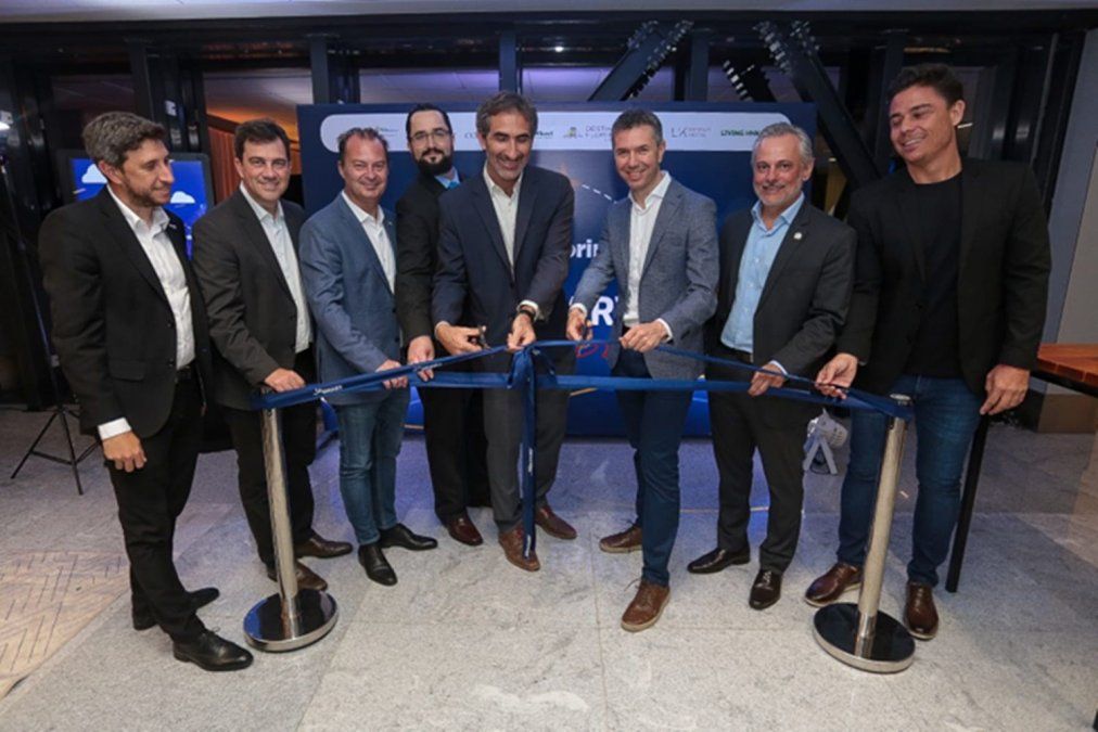 El tradicional corte de cintas en la inauguración del vuelo de JetSmart a Florianópolis. El tradicional corte de cintas en la inauguración del vuelo de JetSmart a Florianópolis.