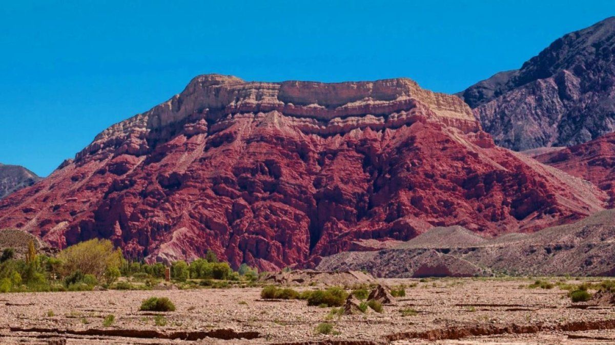 En Jujuy podrás encontrar formaciones coloridas como el Cerro Pollera de la Coya.