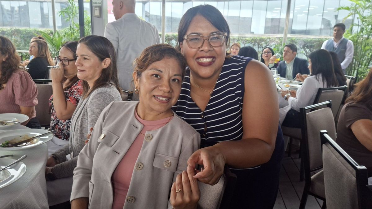 Anyeli Rodríguez, gerente de ventas Grupos Dreams Cap Cana junto a una de las agencias de viajes ganadoras. Anyeli Rodríguez, gerente de ventas Grupos Dreams Cap Cana junto a una de las agencias de viajes ganadoras.