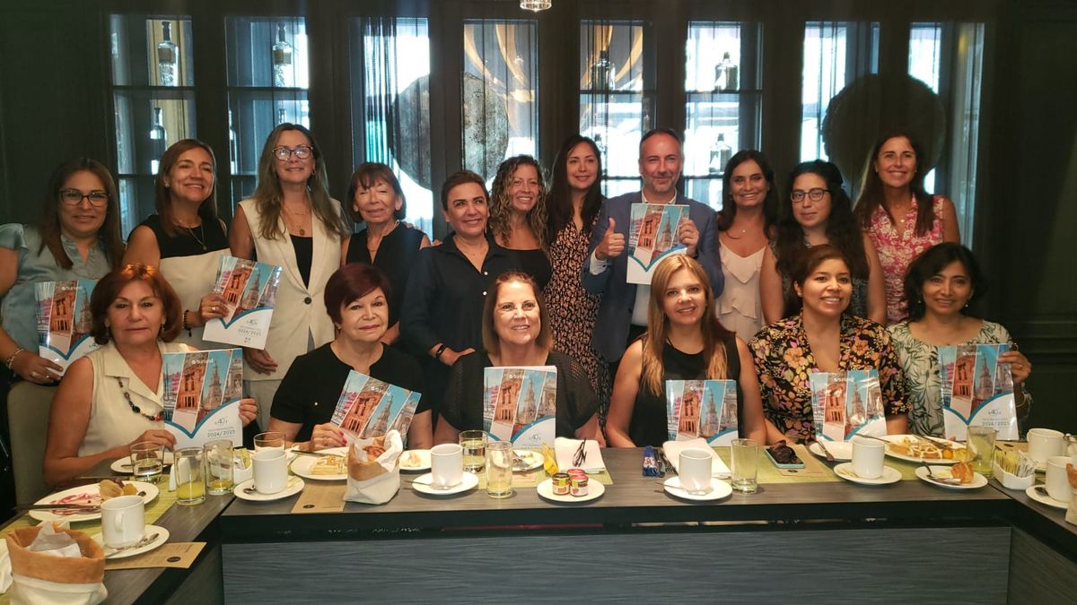Rafael Galán y Consuelo Gambetta junto a las agencias de viajes invitadas al desayuno de presentación.
