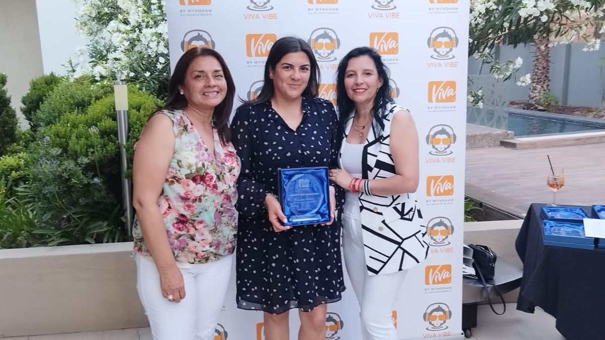 Natalia Yáñez, de Panam, recibió el premio junto a Mariza Cartagena.
