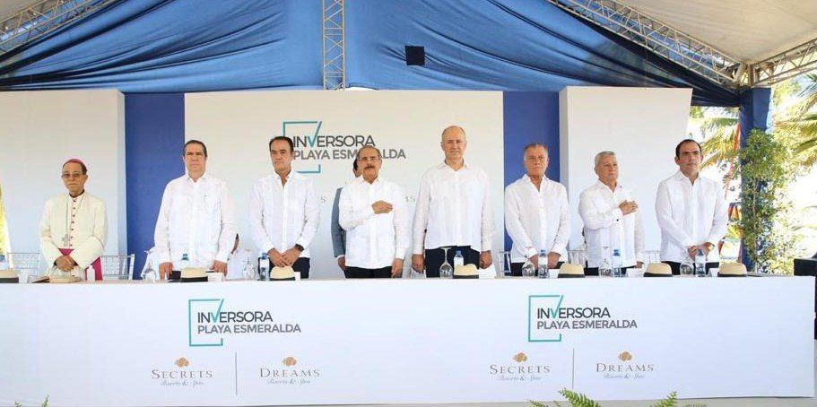 Los funcionarios y ejecutivos que encabezaron el encuentro.