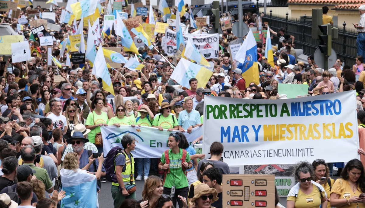 Manifestación en contra del turismo de masas en las Islas Canarias.
