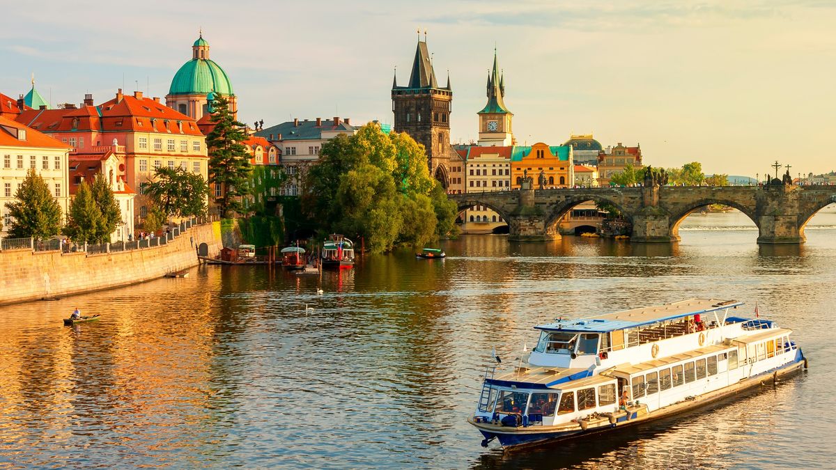 Explorar Europa en cruceros fluviales es una forma única de descubrir su historia, paisajes y ciudades más emblemáticas desde el corazón de sus ríos. &nbsp;