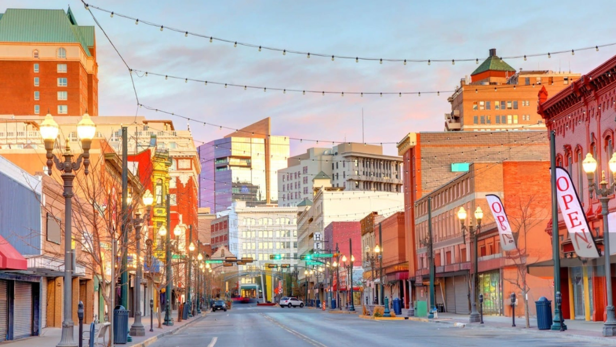 El centro de El Paso se caracteriza por su vivacidad y alegría con murales, restaurantes y museos.