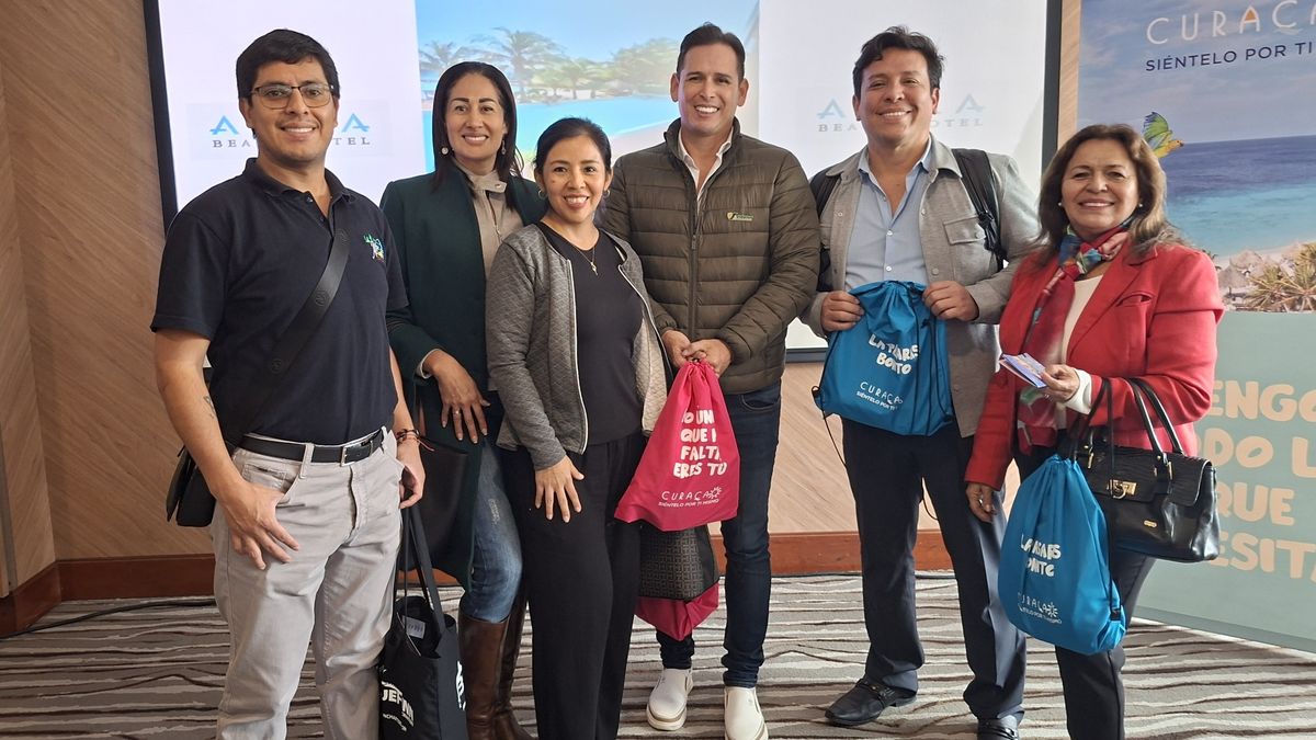 Miguel Portugal de Vidatur junto a otras a agencias de viaje en el Workshop de Curacao. 