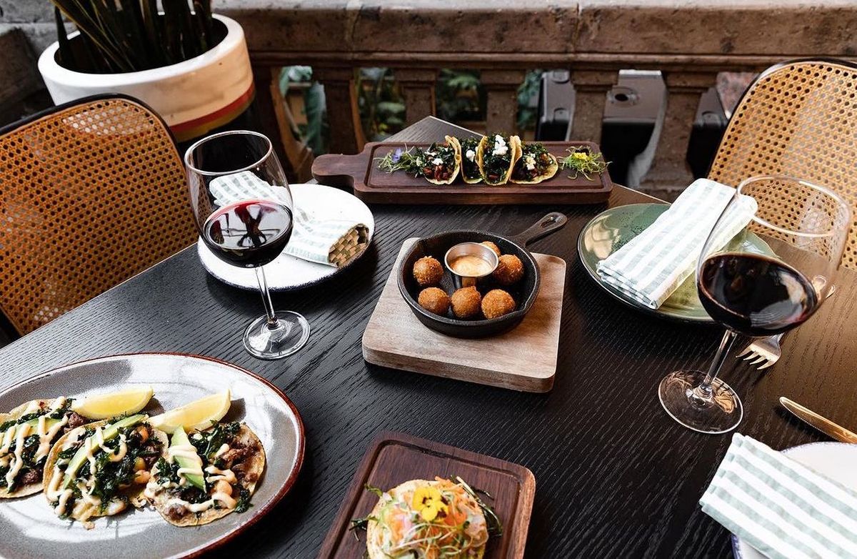 Puerto Prendes tiene un horario de martes y domingos de 1pm a 6pm y de miércoles a sábado de 1pm a 1am.