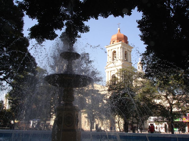 La ciudad de la Indepencia conserva relevantes construcciones públicas y privadas alrededor de su plaza principal.