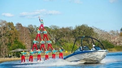 Una vez al mes Lake Silver es escenario de los célebres shows de esquí acuático de Cypress Gardens.
