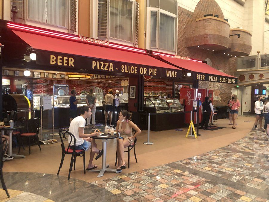 Mega Travel constató cómo operan los protocolos de seguridad e higiene a bordo de los barcos de Royal Caribbean, como son uso de cubrebocas durante trayecto y bufetes asistidos.