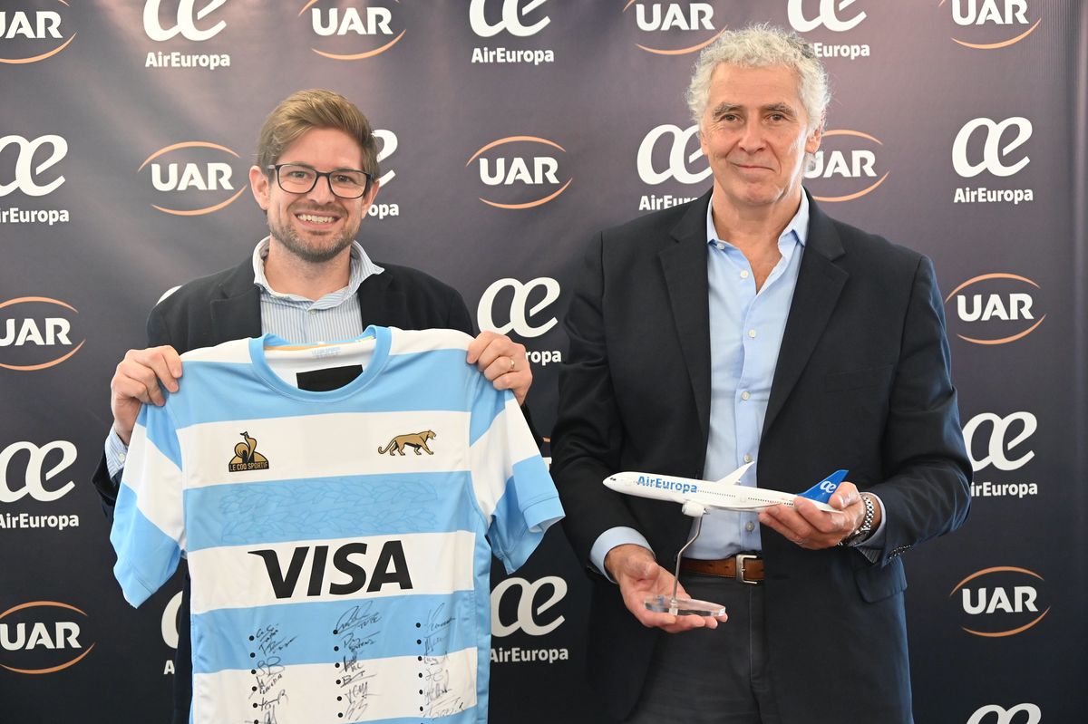 Gonzalo Romero, country manager de Brasil y Argentina de Air Europa, y Gabriel Travaglini, presidente de la Unión Argentina de Rugby.&nbsp;