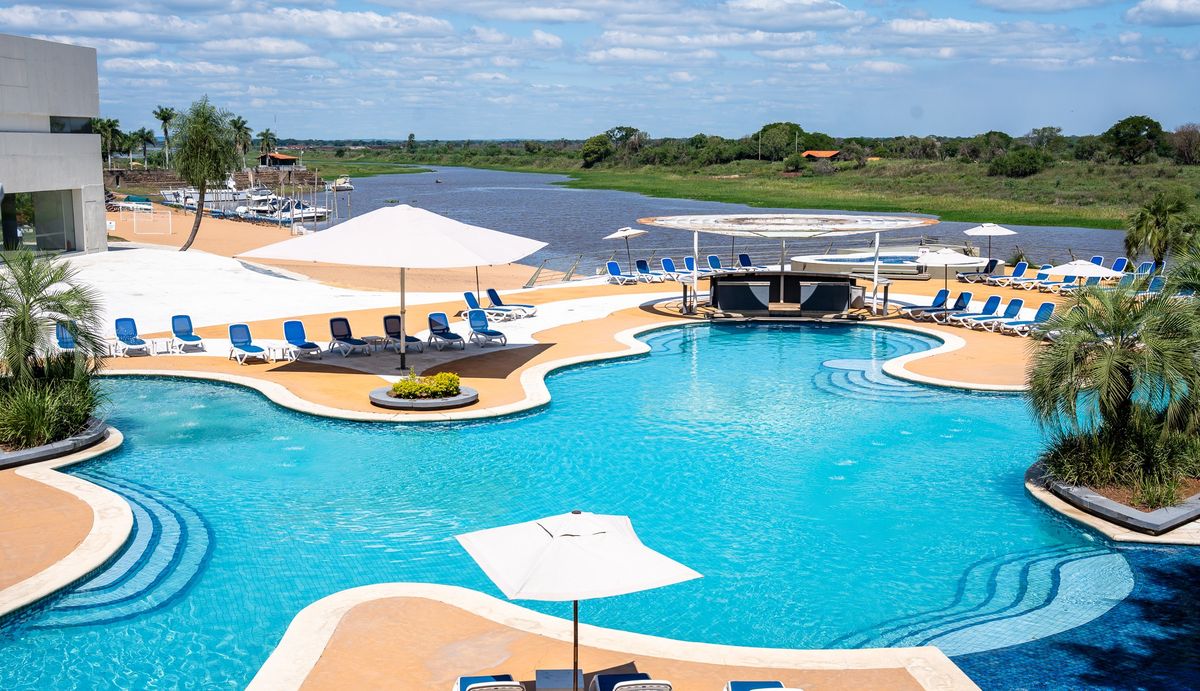 La piscina Veranda, una invitación al relax con el río Paraguay como telón de fondo.