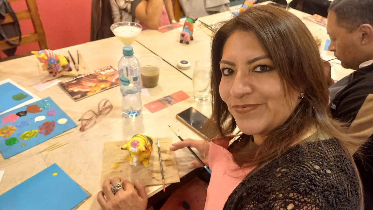 Agentes de viajes pintaron toritos de Pucará en el marco de la capacitación de PromPerú y Travel Group.