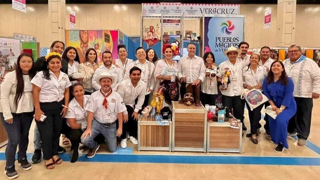 En el marco del Tianguis Turístico de Pueblos Mágicos, la delegación de Veracruz incluyó autoridades municipales, operadores turísticos y artesanos.