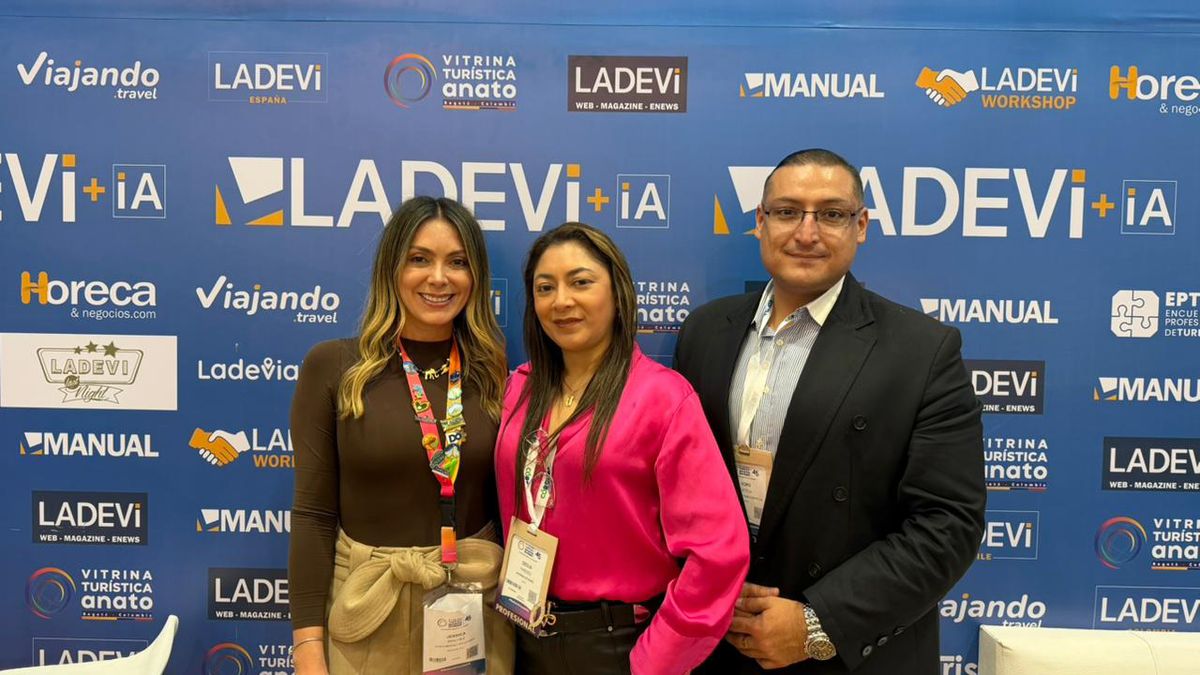 Jéssica Sánchez, coordinadora comercial de Ladevi Ecuador; Cecilia Paredes, gerente general de Universal de Viajes; y Boris Ortega, jefe de Departamento IT de Universal de Viajes.