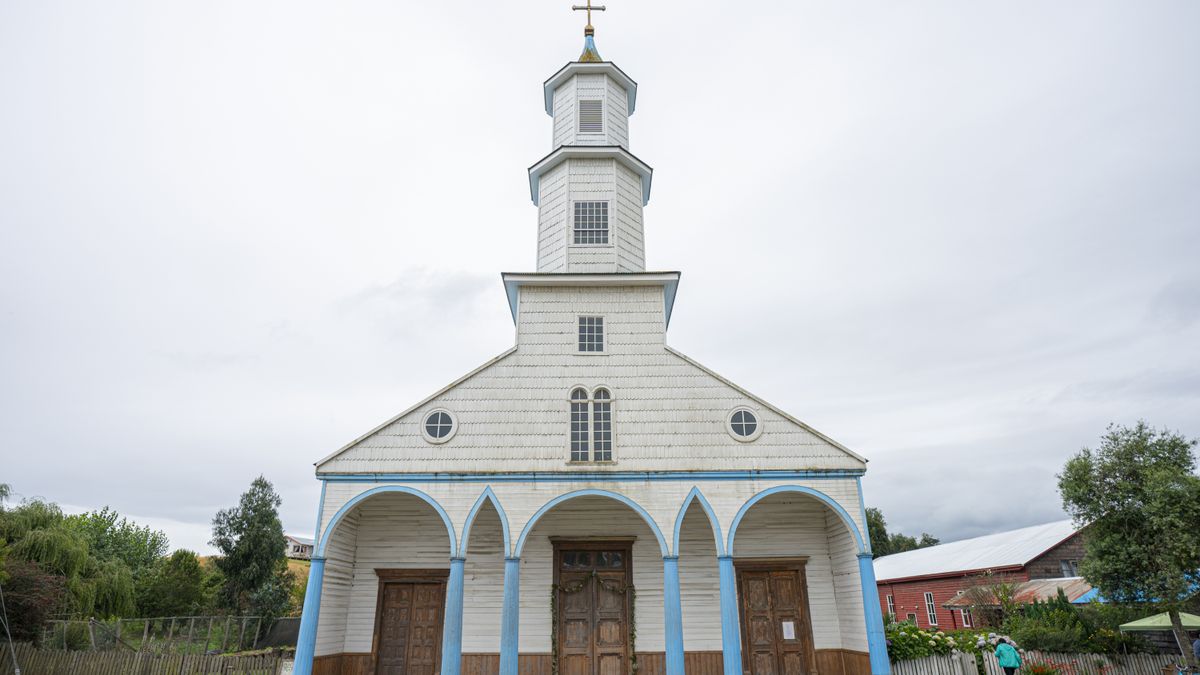 La península de Rilán combina iglesia patrimonial, miradores y paisaje rural en uno de los rincones más serenos de Chiloé.