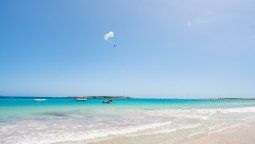 Orient Bay es una de las playas más bonitas con amplia oferta de deportes sobre la costa de Saint-Martin.