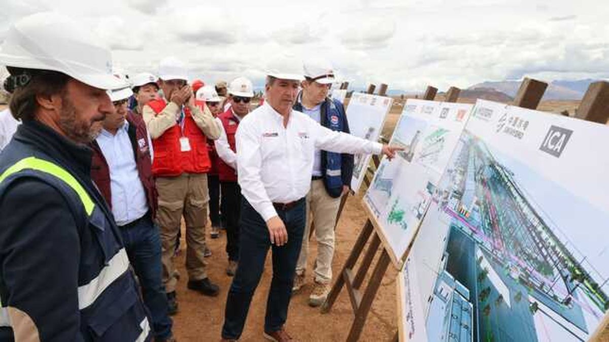 El titular del MTC Raul Perez Reyes supervisando el avance de las obras en Chinchero. - Ladevi Medios y Soluciones El titular del MTC Raul Perez Reyes supervisando el avance de las obras en Chinchero.