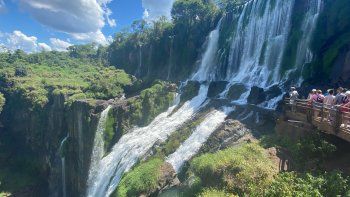 Las Cataratas del Iguazú, un conjunto de 270 cataratas formadas sobre el río Iguazú, en el límite entre la provincia de Misiones y el estado brasileño de Paraná.