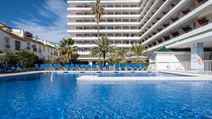 Piscina exterior del nuevo Leonardo Hotel Torremolinos Costa del Sol (Andalucía).