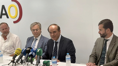 Vicente Fenollar, presidente ejecutivo de Ávoris, durante la firma del acuerdo de compra de acciones del aeropuerto de Huelva.