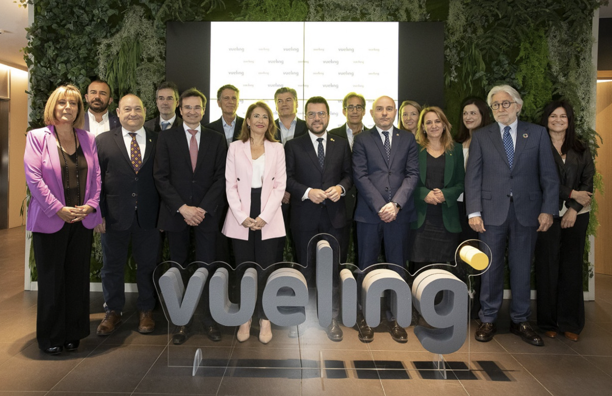 La ministra de Transportes, Raquel Sánchez y el presidente de la Generalitat de Catalunya, Pere Aragonés, en la nueva sede de Vueling junto a responsables de la compañía.
