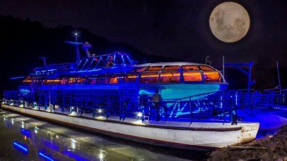 Atractivos paseos en catamarán en Puerto Iguazú.