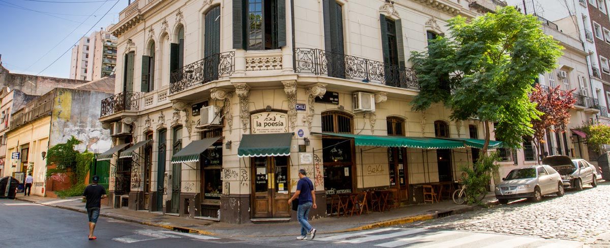 San Telmo: Café La Poesía es otro clásico del barrio donde se organizan charlas, talleres y lecturas.