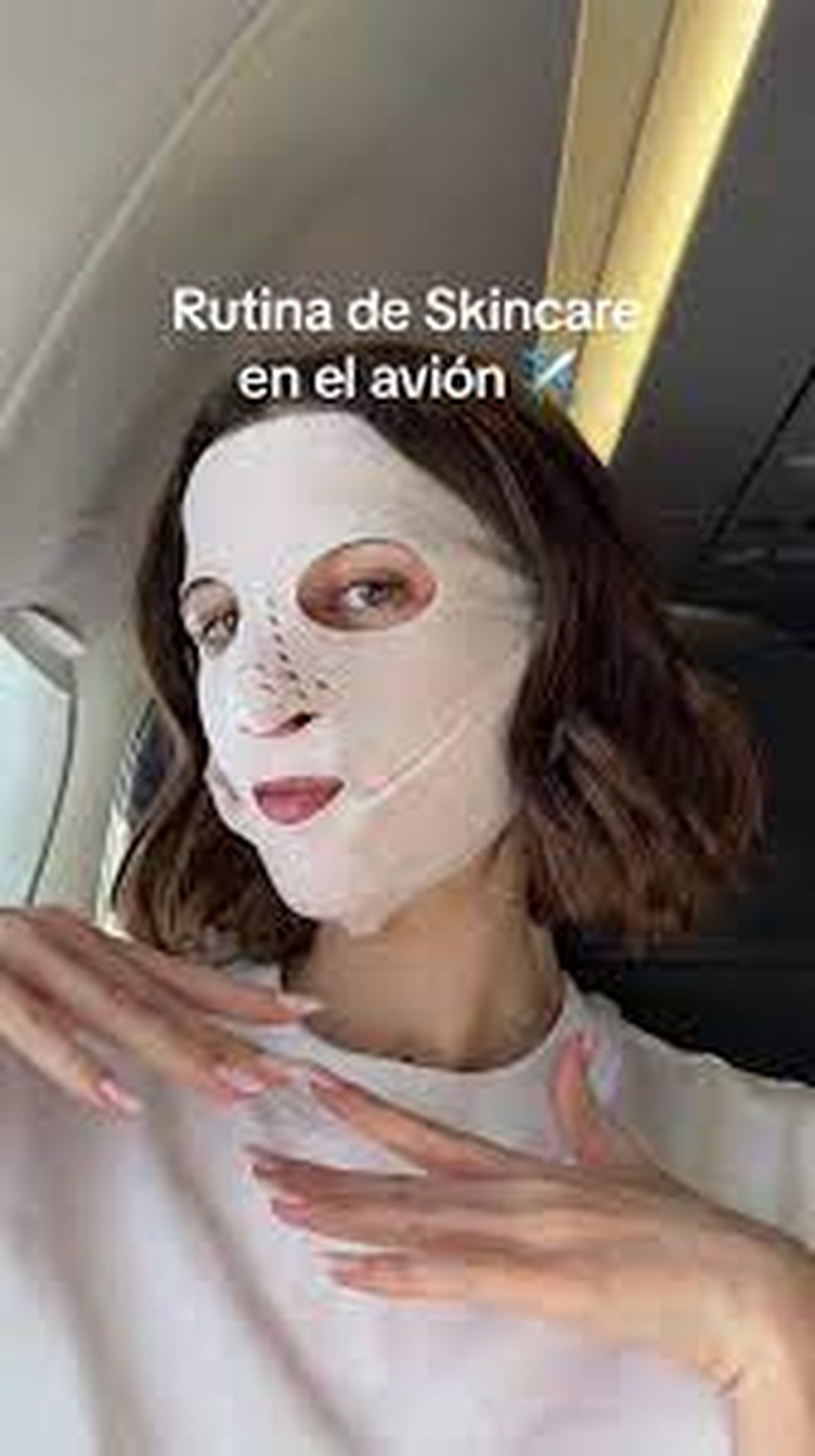 Skincare de Marta Pons en un avión, en uno de sus vídeos en redes sociales. Skincare de Marta Pons en un avión, en uno de sus vídeos en redes sociales.