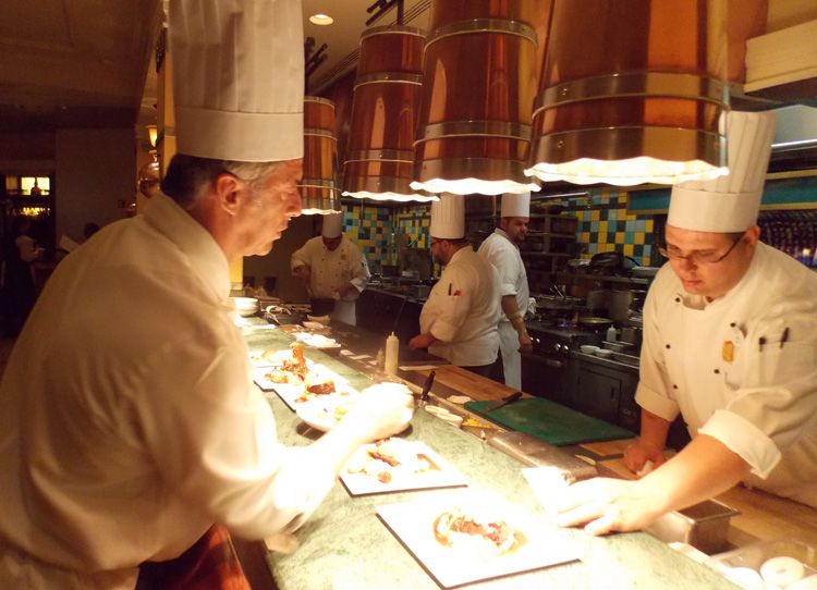 Los cocineros de Cítricos preparan delicias a la vista de los comensales.