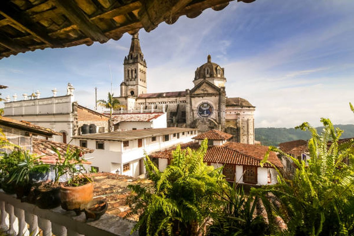 Cuetzalan un rincón mágico donde la naturaleza se abraza con la tradición te invita a sumergirte en la belleza de sus paisajes y a envolverte por la esencia auténtica de este encantador destino. Cuetzalan un rincón mágico donde la naturaleza se abraza con la tradición te invita a sumergirte en la belleza de sus paisajes y a envolverte por la esencia auténtica de este encantador destino.