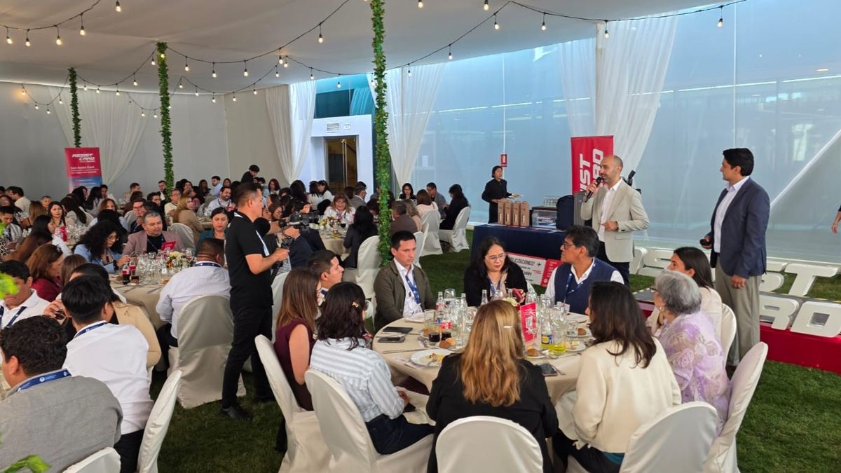 Los asistentes compartieron un espacio de almuerzo.