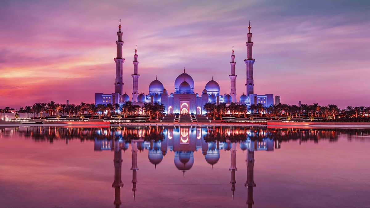 La Gran Mezquita Sheikh Zayed ofrece tours culturales y se considera una joya turística que no puedes dejar pasar en tu visita a Abu Dhabi. La Gran Mezquita Sheikh Zayed ofrece tours culturales y se considera una joya turística que no puedes dejar pasar en tu visita a Abu Dhabi.