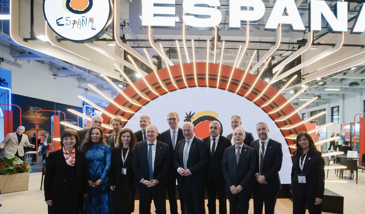Responsables del ministerio de Industria y Turismo junto a miembros de Turespaña en el stand del organismo en ITB 2025.