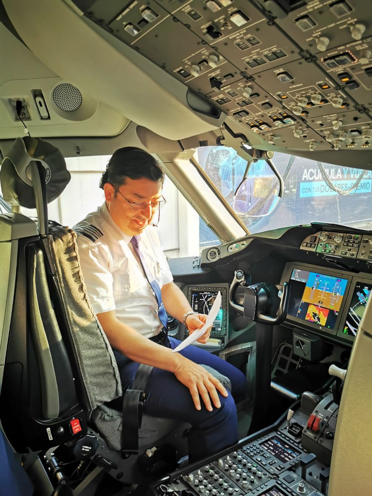 Piloto de Latam Airlines en primer vuelo regular a Rapa Nui.