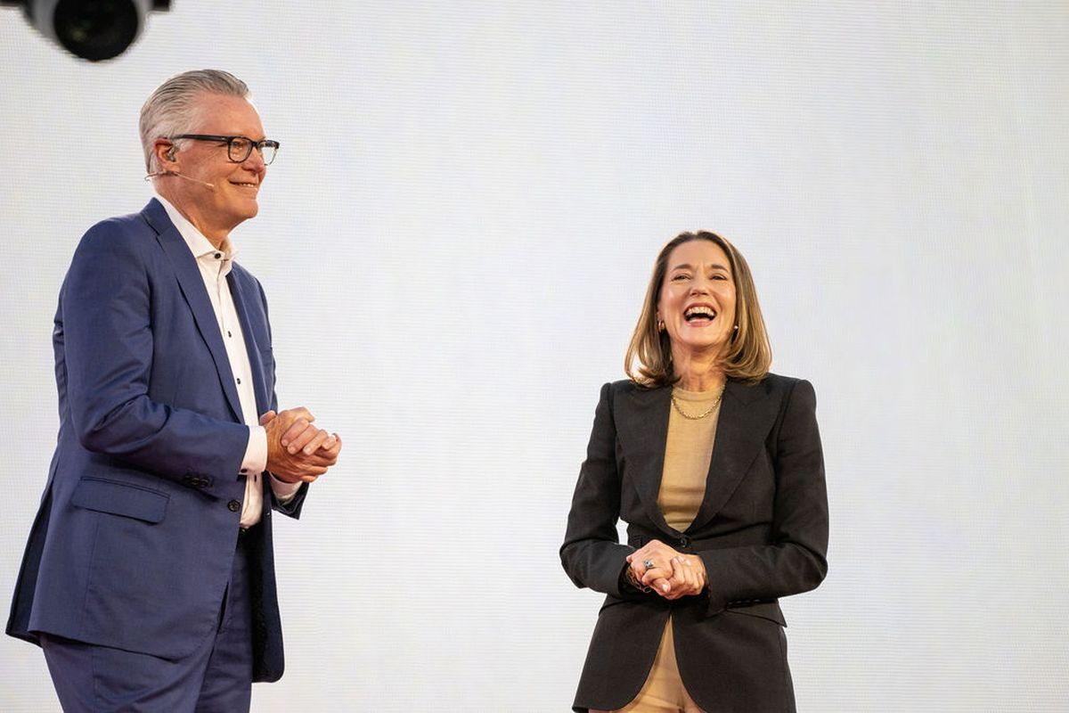 Ed Bastian, CEO de Delta Air Lines, junto a Julie Kitcher, directora ejecutiva de Sostenibilidad y Comunicaciones de Airbus-