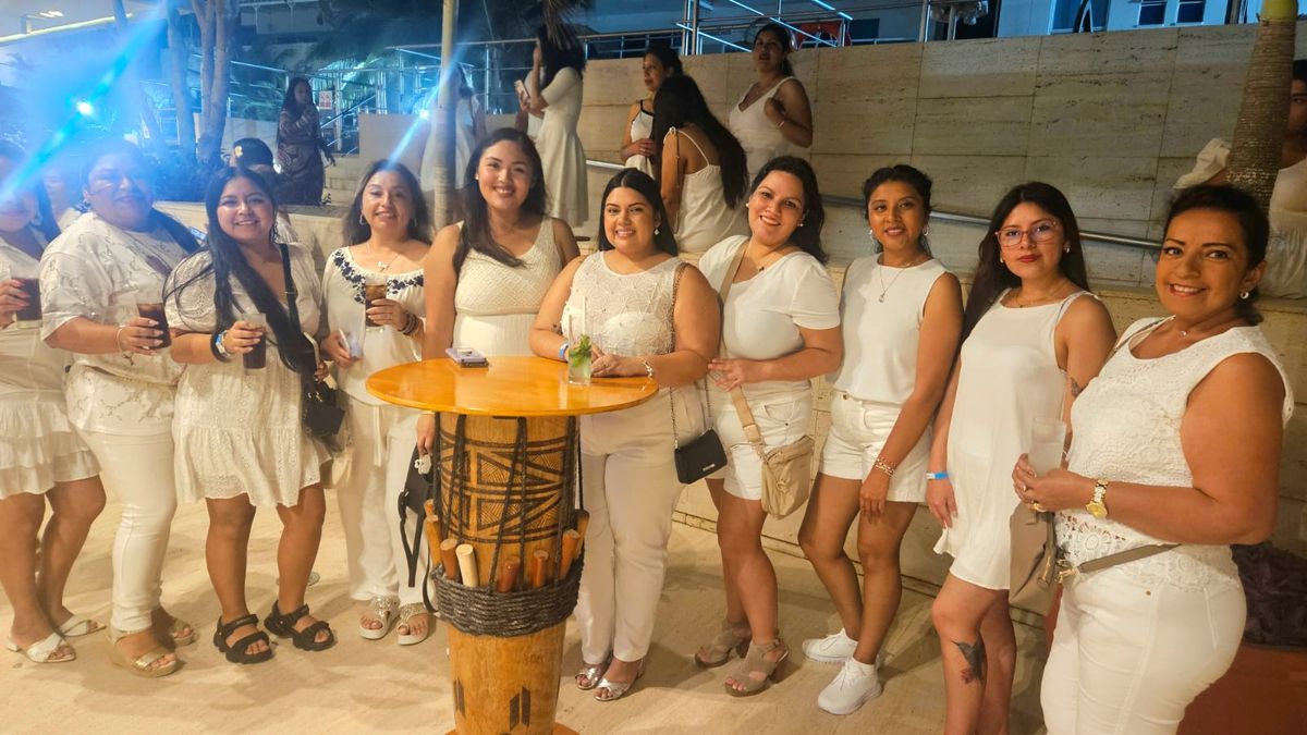 Profesionales del turismo pasando una noche de camaradería en la sexta convención de Vidatur.