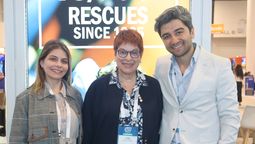 Larissa Alvarez, PR Latam; Diana Sosa, directora de ventas y mercadeo para Latinoamérica; y Jay Uzack, líder del negocio internacional de United Parks & Resorts, durante IPW 2026.