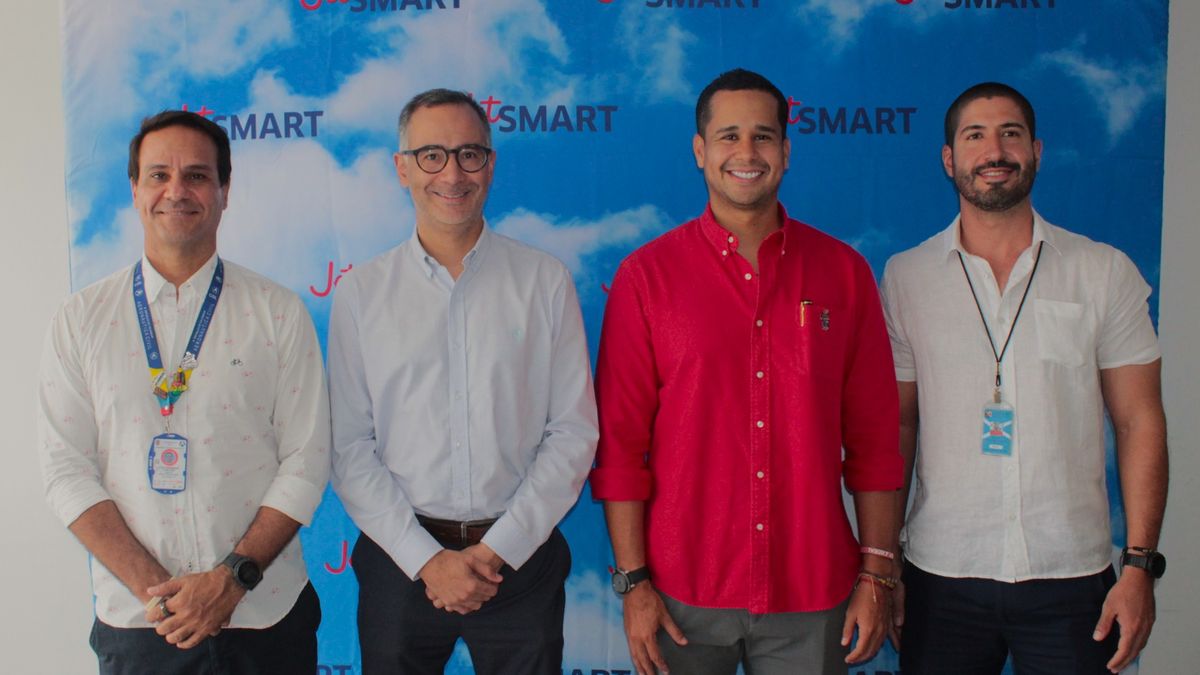 Luis Fernando Harb, gerente del Aeropuerto de San Andrés y Providencia, Mario García, Country Manager de JetSmart, Nicolás Gallardo, gobernador de San Andrés y Providencia y Ricardo Camacho, secretario de Turismo de San Andrés y Providencia.