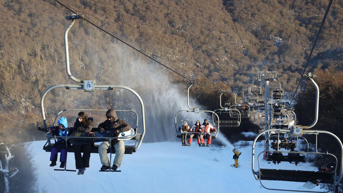 Daniel Scioli encabezó la apertura de la temporada de invierno en Ushuaia y ratificó la apuesta oficial por el turismo de nieve, uno de los segmentos con mejores perspectivas para las vacaciones.