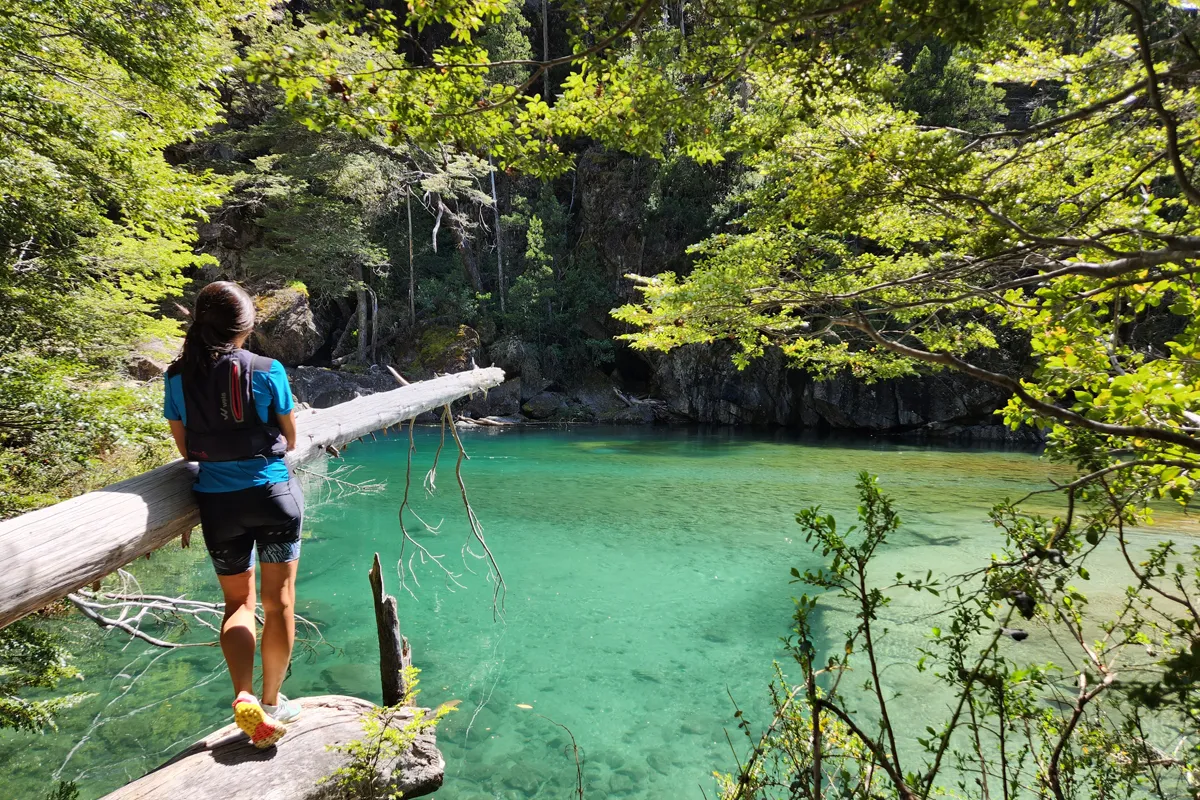 Buenos Aires y Bariloche conectan la cultura porteña con los paisajes de lagos y montañas de la Patagonia argentina. Buenos Aires y Bariloche conectan la cultura porteña con los paisajes de lagos y montañas de la Patagonia argentina.