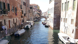 venecia prohibe los altavoces y los grupos numerosos de turistas