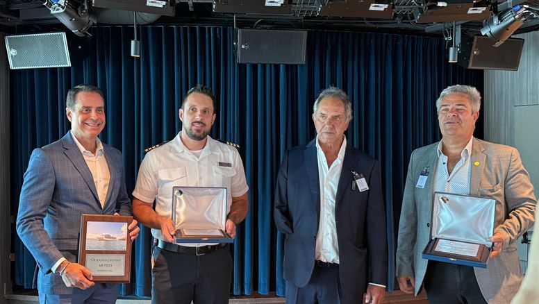 Intercambio de placas entre el Oceania Vista y Argentina: Frank Medina, vicepresidente de Ventas de NCL para Latinoamérica y el Caribe; junto a Vinko Besjedica, Staff Capitain de Oceania Cruises; Daniel Scioli, secretario de Turismo y Ambiente; y Mariano Stabielli, socio y director de Vanguard Marketing.