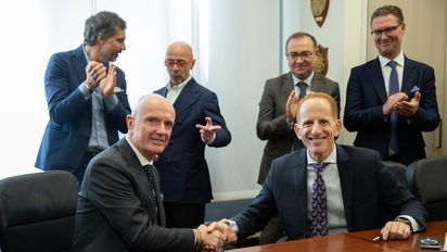 Gilberto Tobaldi, director del Astillero Fincantieri Ancona; junto a Harry Sommer, presidente y director ejecutivo de Norwegian Cruise Line Holdings. sellando la entrega del nuevo barco de Regent Seven Seas.