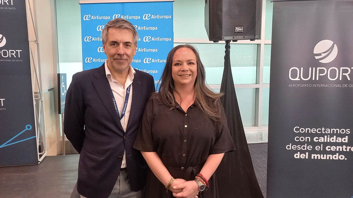 Alberto Cladera, country manager en Ecuador de Air Europa, y Mercedes García, gerente comercial Ecuador de Air Europa. 