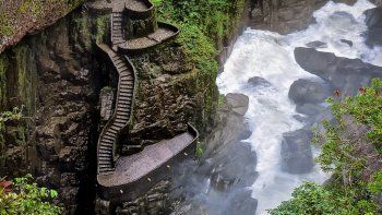 El Pailón del Diablo, ubicado en Baños de Agua Santa. 